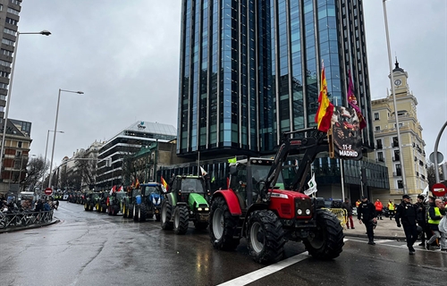 Unos 2.500 agricultores y 367 tractores protestan en Madrid por...