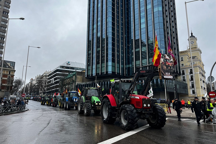 Unos 2.500 agricultores y 367 tractores protestan en Madrid por...