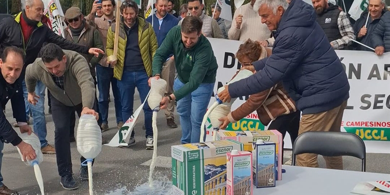 Uni�n de Uniones denuncia la presi�n de la industria l�ctea e insta a las ganader�as de leche a no firmar contratos a la baja