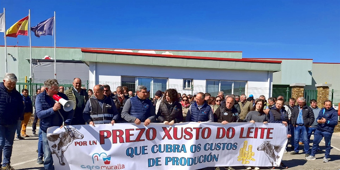Decenas de ganaderos se concentran por "un precio justo" ante Leite R�o...