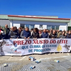 Decenas de ganaderos se concentran por "un precio justo" ante Leite R�o en Lugo