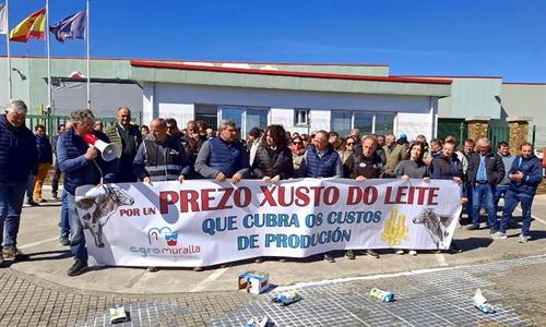 Decenas de ganaderos se concentran por "un precio justo" ante Leite R�o...