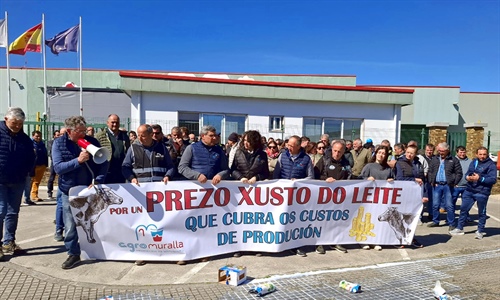 Decenas de ganaderos se concentran por "un precio justo" ante Leite R�o...