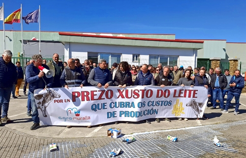 Decenas de ganaderos se concentran por "un precio justo" ante Leite R�o...