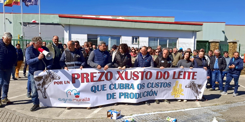 Decenas de ganaderos se concentran por "un precio justo" ante Leite R�o en Lugo
