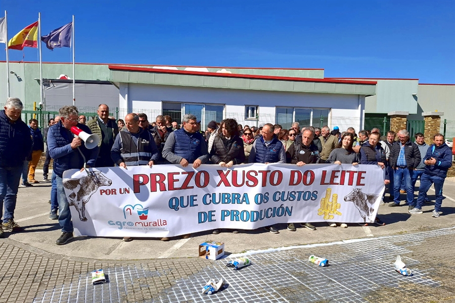 Decenas de ganaderos se concentran por "un precio justo" ante Leite R�o...