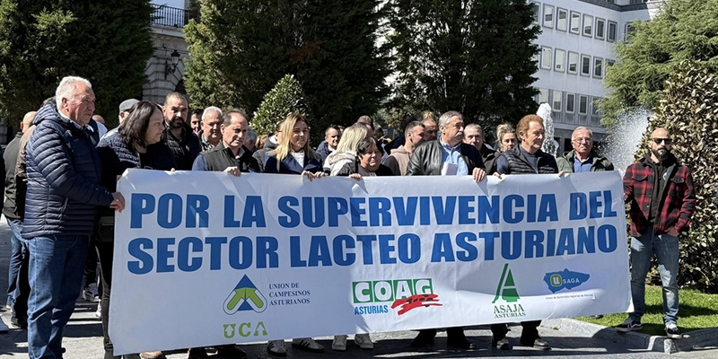 Ganaderos claman en Oviedo por la supervivencia del sector l�cteo asturiano