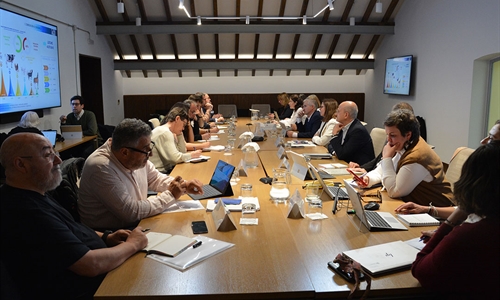 El sector l�cteo se enroca por los contratos mientras el Gobierno pide...