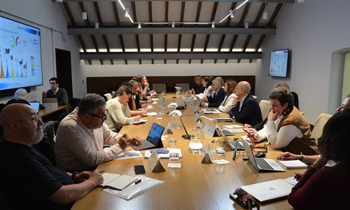 El sector l�cteo se enroca por los contratos mientras el Gobierno pide...