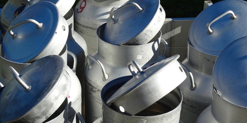 Uni�n de Uniones acusa a la distribuci�n de seguir tirando el precio de la leche y arruinando a los ganaderos