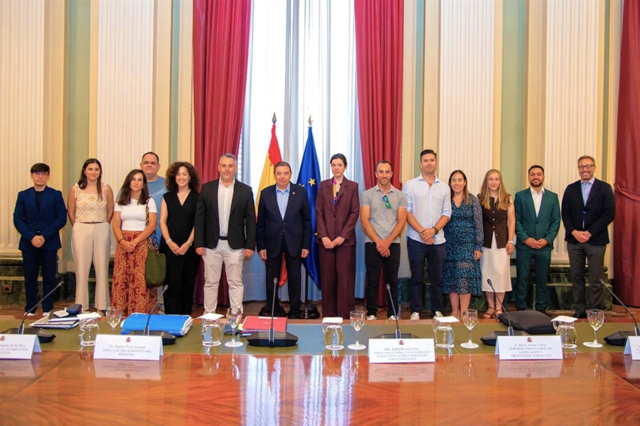 Luis Planas expone a j�venes cooperativistas las medidas del Gobierno...