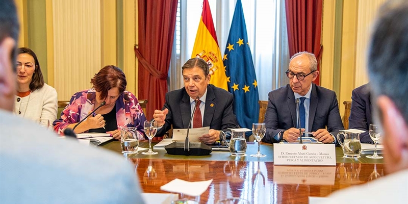 Luis Planas traslada al sector agrario "algunos avances" en la PAC y el nuevo paquete de ayudas