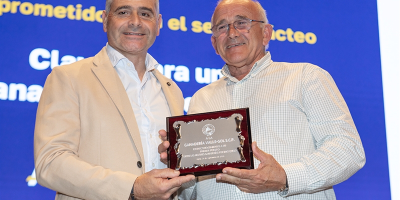 CONAFE entrega las placas de reconocimiento a las ganader�as de vacuno de raza frisona